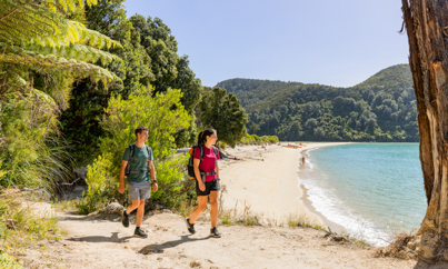 Wandeling langs het strand bij Abel Tasman - Rondreis Zuidereiland Nieuw-Zeeland