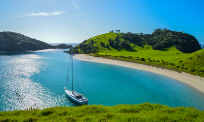 Bay of Islands boot in de baai