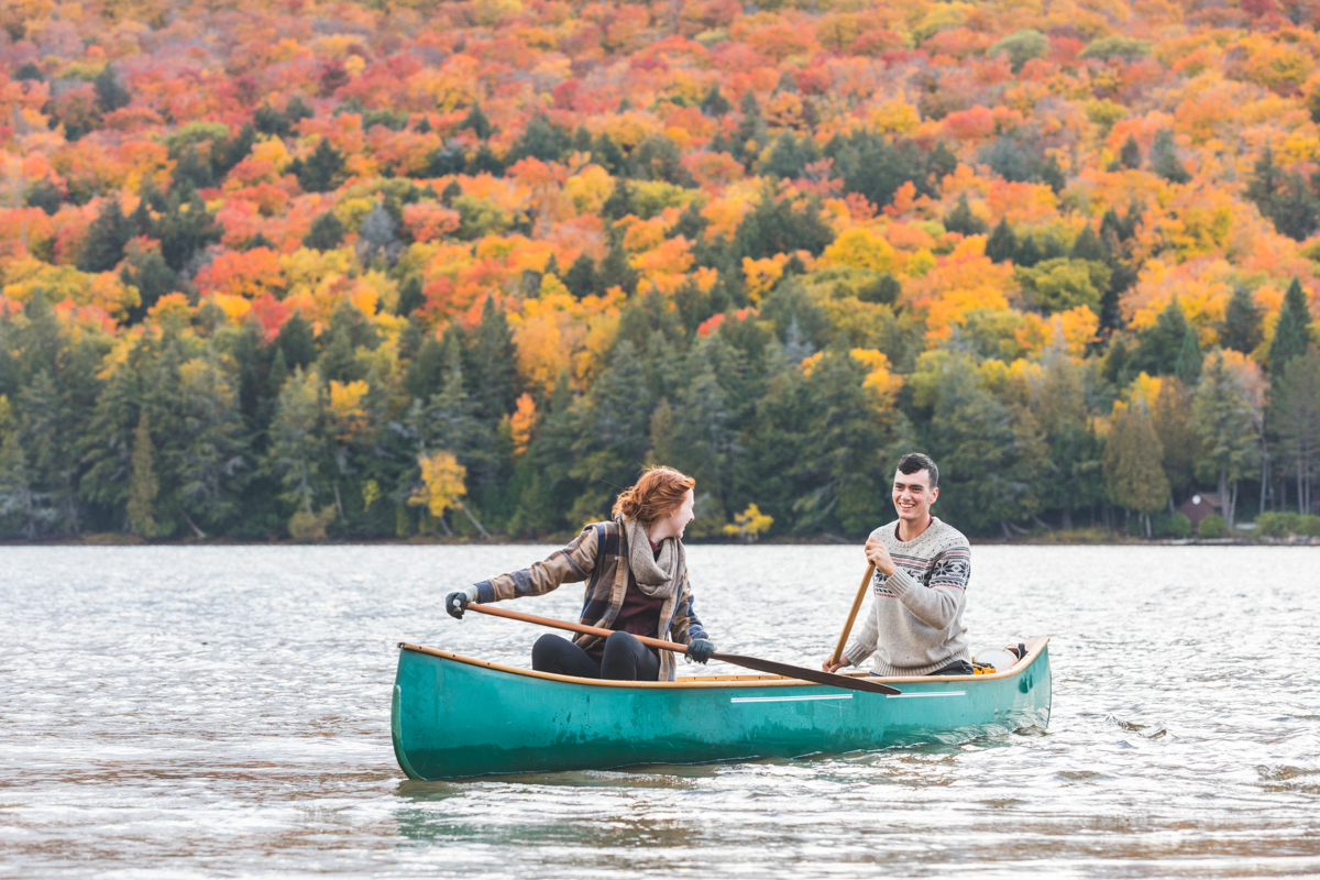 Canada herfst kanoen tussen de herfskleuren