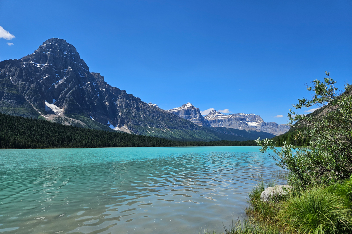 Knalblauwe meren in Banff tijdens een rondreis door de Canadese Rockies